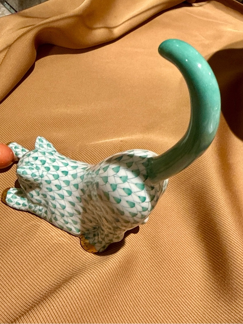 Herend Fishnet Cat with Ball Figurine in Teal & White with Gold Accents - Picture 6 of 7